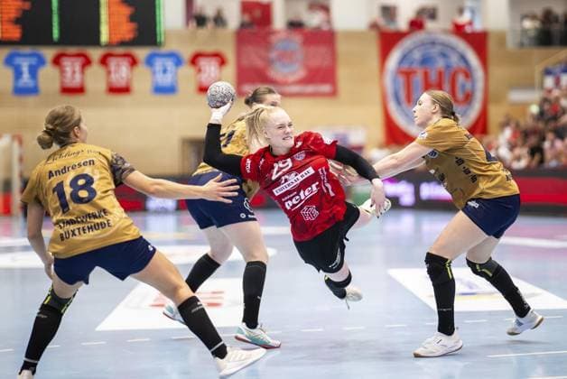 HANDBALL WOMEN DHB POKAL EIGHTEEN FINALS THC BUXTEHUDER SV FOR EDITORIAL PURPOSES ONLY p 28 09 2025 Bad Langensalza Handball Women 1 Bundesliga Women Season 2025 2026 Salzhalle DHB Pokal Round of 16 Thüringer HC Buxtehuder SV in photo Johanna Reichert 29 Thüringer HC in duel with Lin Elisabeth Lück 51 Buxtehuder SV , Johanna Andresen 18 Buxtehuder SV and Jolina Huhnstock 45 Buxtehuder SV , right Germany Thuringia Bad Langensalza Copyright SaschaxFromm Copyright: SaschaxFromm doc82lg0gozdq1cv9lz1tk ,EDITORIAL USE ONLY Copyright: SaschaxFromm