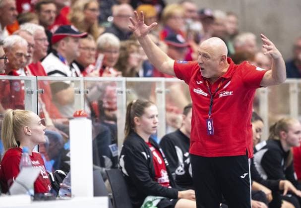 HANDBALL WOMEN DHB POKAL EIGHTEEN FINALS THC BUXTEHUDER SV FOR EDITORIAL PURPOSES ONLY p 28 09 2025 Bad Langensalza Handball Women 1 Bundesliga Women Season 2025 2026 Salzhalle DHB Pokal Round of 16 Thüringer HC Buxtehuder SV in photo Coach Herbert Mueller Thüringer HC , Johanna Reichert 29 Thüringer HC Germany Thuringia Bad Langensalza Copyright SaschaxFromm Copyright: SaschaxFromm doc82lg138aysix3i12jyj ,EDITORIAL USE ONLY Copyright: SaschaxFromm