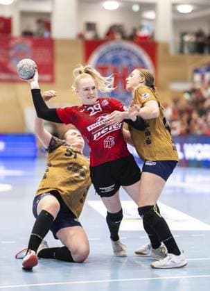 HANDBALL WOMEN DHB CUP EIGHTH FINAL THC BUXTEHUDER SV FOR EDITORIAL PURPOSES ONLY p 28 09 2025 Bad Langensalza Handball Women 1 Bundesliga Women Season 2025 2026 Salzhalle DHB Cup Round of 16 Thüringer HC Buxtehuder SV in photo Johanna Reichert 29 Thüringer HC in duel with Lin Elisabeth Lück 51 Buxtehuder SV and Jolina Huhnstock 45 Buxtehuder SV Germany Thueringen Bad Langensalza Copyright SaschaxFromm Copyright: SaschaxFromm doc82lg3e0t6441a97a5b2s ,EDITORIAL USE ONLY Copyright: SaschaxFromm
