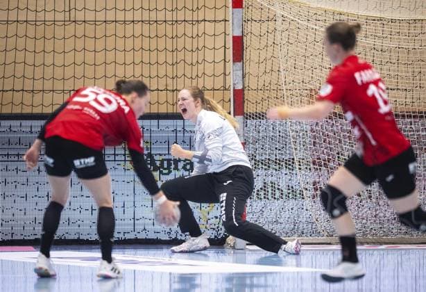 HANDBALL WOMEN DHB POKAL EIGHTEEN FINALS THC BUXTEHUDER SV FOR EDITORIAL PURPOSES ONLY p 28 09 2025 Bad Langensalza Handball Women 1 Bundesliga Women Season 2025 2026 Salzhalle DHB Pokal Round of 16 Thüringer HC Buxtehuder SV in photo Goalkeeper Christina Lövgren Hallberg 1 Thüringer HC cheers Germany Thuringia Bad Langensalza Copyright SaschaxFromm Copyright: SaschaxFromm doc82lg44t3lap11d7dll5j ,EDITORIAL USE ONLY Copyright: SaschaxFromm