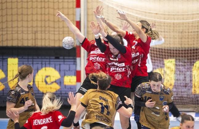 HANDBALL WOMEN DHB POKAL EIGHTEEN FINALS THC BUXTEHUDER SV FOR EDITORIAL PURPOSES ONLY p 28 09 2025 Bad Langensalza Handball Women 1 Bundesliga Women Season 2025 2026 Salzhalle DHB Pokal Round of 16 Thüringer HC Buxtehuder SV in photo Julie Holm 8 Thüringer HC m, Csenge Kuczora 59 Thüringer HC , Anika Niederwieser 14 Thüringer HC Germany Thueringen Bad Langensalza Copyright SaschaxFromm Copyright: SaschaxFromm doc82lg4zqarh4s13cr8uv ,EDITORIAL USE ONLY Copyright: SaschaxFromm