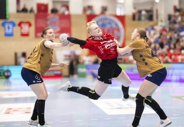 HANDBALL WOMEN DHB CUP EIGHTH FINAL THC BUXTEHUDER SV FOR EDITORIAL PURPOSES ONLY p 28 09 2025 Bad Langensalza Handball Women 1 Bundesliga Women Season 2025 2026 Salzhalle DHB Cup Round of 16 Thüringer HC Buxtehuder SV in photo Johanna Reichert 29 Thüringer HC in duel with Jolina Huhnstock 45 Buxtehuder SV and Lin Elisabeth Lück 51 Buxtehuder SV Germany Thueringen Bad Langensalza Copyright SaschaxFromm Copyright: SaschaxFromm doc82lg55uclut94bbe8uv ,EDITORIAL USE ONLY Copyright: SaschaxFromm