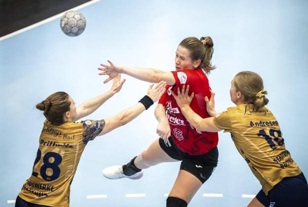 HANDBALL WOMEN DHB CUP FINAL OF EIGHT THC BUXTEHUDER SV FOR EDITORIAL PURPOSES ONLY p 28 09 2025 Bad Langensalza Handball Women 1 Bundesliga Women Season 2025 2026 Salzhalle DHB Cup Round of 16 Thuringian HC Buxtehuder SV in photo Julie Holm 8 Thuringian HC in duel with Johanna Andresen 18 Buxtehuder SV and Teresa von Prittwitz 28 Buxtehuder SV Germany Thuringia Bad Langensalza Copyright SaschaxFromm Copyright: SaschaxFromm doc82lg5h5sweg1eh03h2hq ,EDITORIAL USE ONLY Copyright: SaschaxFromm