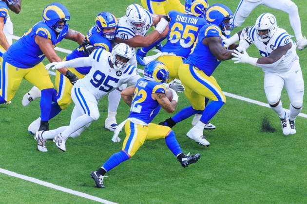 September 28, 2025, Inglewood, California, USA: 95 Adetomiwa Adebawore, DT of the Indianapolis Colts attempts to tackle 22 Blake Corum, RB of the Los Angeles Rams during their regular NFL, American Football Herren, USA season game on Sunday September 28, 2025 at SoFi Stadium in Inglewood, California. Rams defeat Colts, 27-20. ARIANA RUIZ PI Inglewood USA - ZUMAp124 20250928_zaa_p124_114 Copyright: xArianaxRuizx