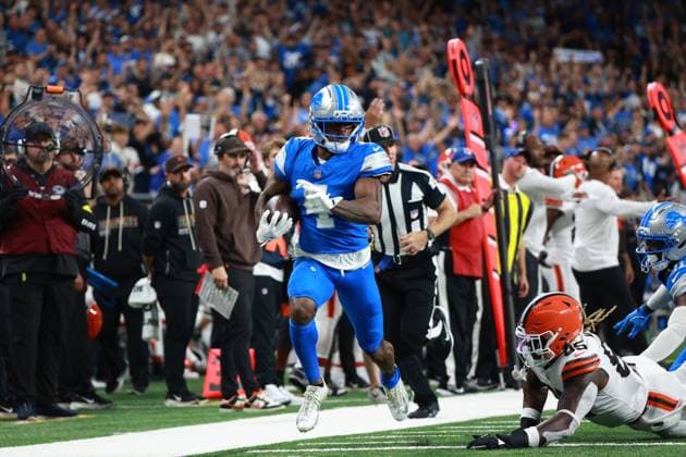 Cleveland Browns vs Detroit Lions DETROIT,MICHIGAN-SEPTEMBER 28: Detroit Lions cornerback DJ. Reed 4 runs the ball during the first half of an NFL, American Football Herren, USA football game between the Cleveland Browns and the Detroit Lions in Detroit, Michigan USA, on Sunday, September 28, 2025 Detroit Michigan United States  Copyright: xJorgexLemusx originalFilename:lemus-clevelan250928_nptSP.jpg