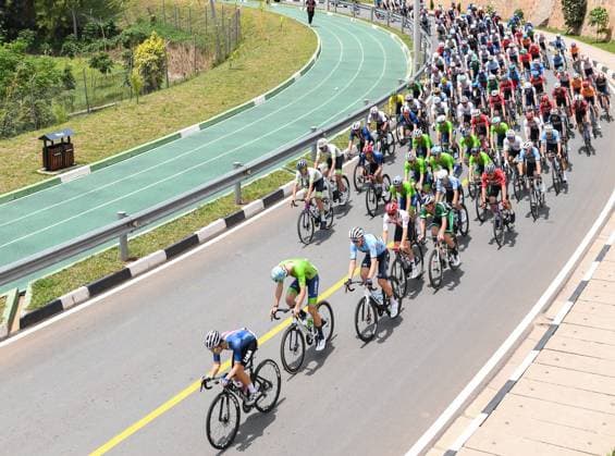 (250929) -- KIGALI, Sept. 29, 2025 -- Cyclists compete during the men s elite road race at the 2025 UCI Road World Championships in Kigali, Rwanda, on Sept. 28, 2025. ) (SP)RWANDA-KIGALI-CYCLING-UCI-ROAD WORLD CHAMPIONSHIPS-MEN ELITE ROAD RACE LixYahui 