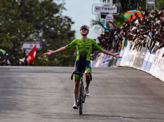 Sport Themen der Woche KW 39 (250929) -- KIGALI, Sept. 29, 2025 -- Tadej Pogacar of Slovenia celebrates after crossing the finish line during the men s elite road race at the 2025 UCI Road World Championships in Kigali, Rwanda, on Sept. 28, 2025. ) (SP)RWANDA-KIGALI-CYCLING-UCI-ROAD WORLD CHAMPIONSHIPS-MEN ELITE ROAD RACE LixYahui 