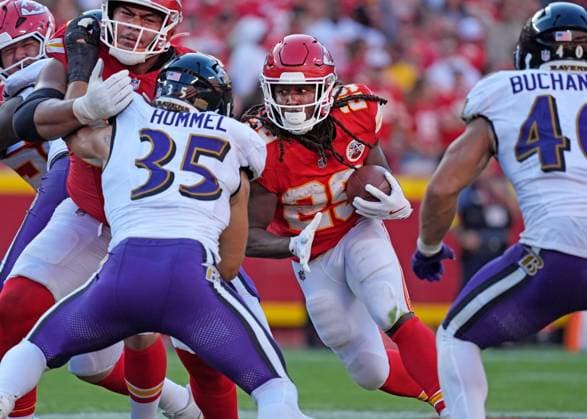 Kansas City Chiefs running back Kareem Hunt (29) has a 7 yard gain for a first down in the 3rd quarter against the Ravens at Arrowhead Stadium in Kansas City, Missouri on Sunday, September 28, 2025.  KCP2025092809 JONxROBICHAUD