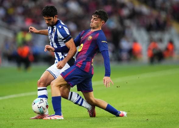 ESP: FC Barcelona, Barca - Real Sociedad. La Liga EA Sports. Date 7 Gonzalo Guedes of Real Sociedad and Pedro Gonzalez Pedri of FC Barcelona during the La Liga EA Sports match between FC Barcelona and Real Sociedad played at Lluis Companys Stadium on September 28 2025 in Barcelona, Spain. kpng Copyright: xBaguxBlancox xPRESSINx PS_240928_BAR_RSO_2526_283