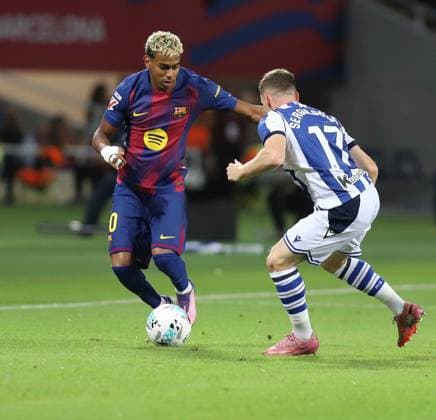 September 28, 2025, Sabadell, Barcelona, Spain: Barcelona Spain 28.09.2025 Lamine Yamal FC Barcelona, Barca and Sergio Gomez (Real Sociedad) battle for the ball during the La Liga EA Sports between FC Barcelona and Real Sociedad at Estadi Olimpic Lluis Companys on 28 September 2025 in Barcelona. Sabadell Spain - ZUMAu50_ 20250928_zsp_u50_040 Copyright: xXavixUrgelesx