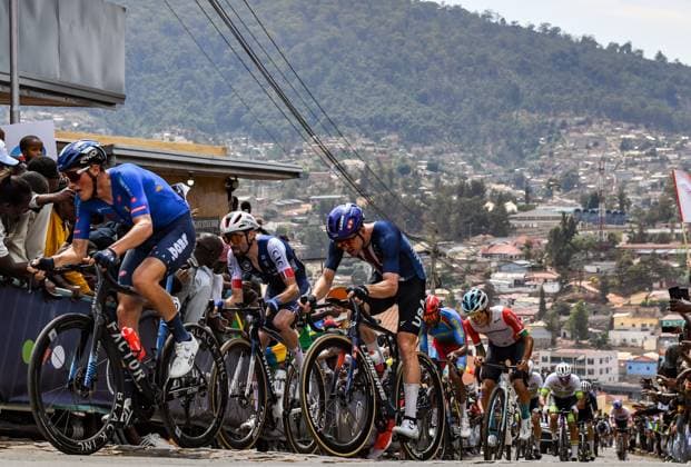 (250929) -- KIGALI, Sept. 29, 2025 -- Cyclists climb a hill during the men s elite road race at the 2025 UCI Road World Championships in Kigali, Rwanda, on Sept. 28, 2025. ) (SP)RWANDA-KIGALI-CYCLING-UCI-ROAD WORLD CHAMPIONSHIPS-MEN ELITE ROAD RACE LixYahui 