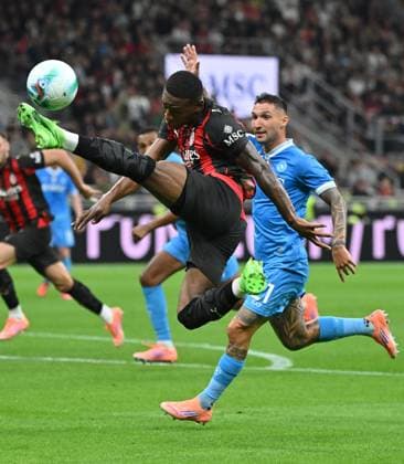 (250929) -- MILAN, Sept. 29, 2025 -- AC Milan s Pervis Estupinian (L) vies with Napoli s Matteo Politano during a Serie A soccer match between AC Milan and Napoli in Milan, Italy, Sept. 28, 2025. (Photo by Xinhua) (SP)ITALY-MILAN-FOOTBALL-SERIE A-AC MILAN VS NAPOLI AlbertoxLingria 