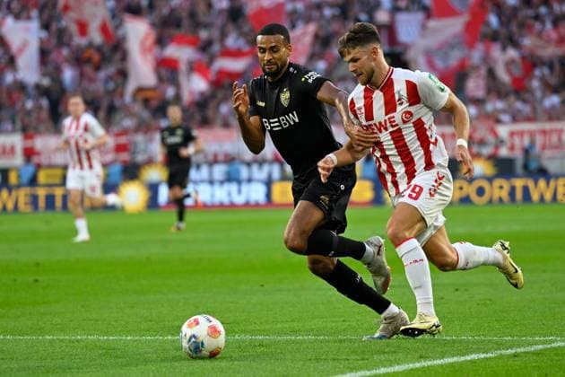 (250929) -- COLOGNE, Sept. 29, 2025 -- Jan Thielmann (R) of FC Cologne vies with Josha Vagnoman of VfB Stuttgart during the German first division Bundesliga football match between FC Cologne and VfB Stuttgart in Cologne, Germany, Sept. 28, 2025. (Photo by Xinhua) (SP)GERMANY-COLOGNE-FOOTBALL-BUNDESLIGA-COLOGNE VS STUTTGART UlrichxHufnagel 