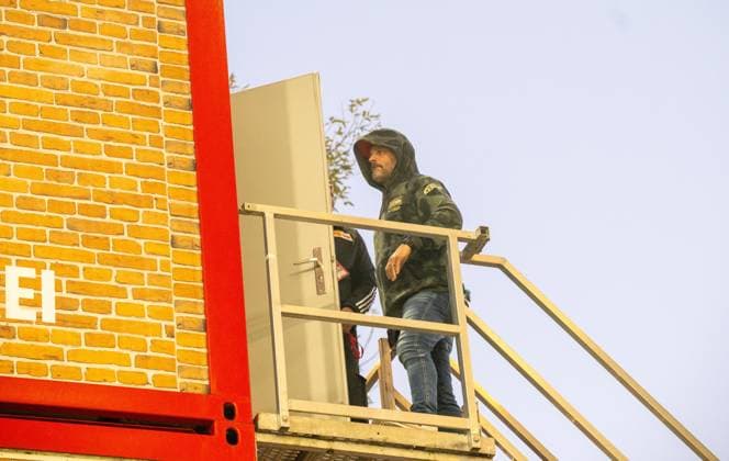 Soccer, Men, Season 2025 2026, 1 Bundesliga 5 Matchday , 1 FC Union Berlin Hamburger SV, Coach Steffen Baumgart r , 1 FC Union Berlin enters the attic of a container next to the guest block where he is watching the match, 28 09 2025, Copyright: xMatthiasxKochx