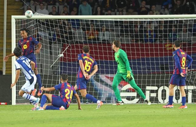 FC Barcelona, Barca v Real Sociedad - LaLiga EA Sports Wojciech Szczesny watches the ball crash into the crossbar during the match between FC Barcelona and Real Sociedad, corresponding to week 7 of LaLiga EA Sports, played at the Lluis Companys Stadium in Barcelona, Spain, on September 28, 2025. Barcelona Barcelona Spain  Copyright: xUrbanandsportx originalFilename:urbanandsport-fcbarcel250928_npM9b.jpg