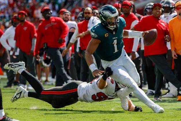 September 28, 2025, Tampa, Florida, USA: Philadelphia Eagles quarterback Jalen Hurts 1 carries the ball, while being defended by Tampa Bay Buccaneers linebacker Anthony Nelson 98 during the third quarter at Raymond James Stadium in Tampa on Sunday, Sept. 28, 2025. Tampa USA - ZUMAs70_ 20250928_zan_s70_058 Copyright: xJeffereexWoox Tampa USA - ZUMA0835 20250928_zan_s70_058 Copyright: xIMAGO JeffereexWoox
