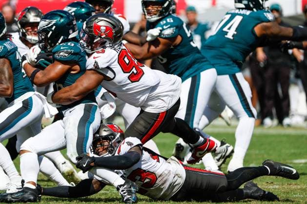 September 28, 2025, Tampa, Florida, USA: Tampa Bay Buccaneers defensive end Elijah Roberts 95 and safety Tykee Smith 23 tackles Philadelphia Eagles running back Saquon Barkley 26 during the third quarter at Raymond James Stadium in Tampa on Sunday, Sept. 28, 2025. Tampa USA - ZUMAs70_ 20250928_zan_s70_061 Copyright: xJeffereexWoox Tampa USA - ZUMA0835 20250928_zan_s70_061 Copyright: xIMAGO JeffereexWoox
