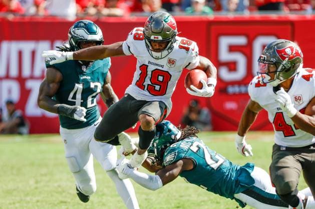 September 28, 2025, Tampa, Florida, USA: Tampa Bay Buccaneers wide receiver KAMERON JOHNSON (19) leaps over Philadelphia Eagles cornerback MAC MCWILLIAMS (22) during a fourth quarter punt return at Raymond James Stadium. Tampa USA - ZUMAs70_ 20250928_zan_s70_065 Copyright: xJeffereexWoox