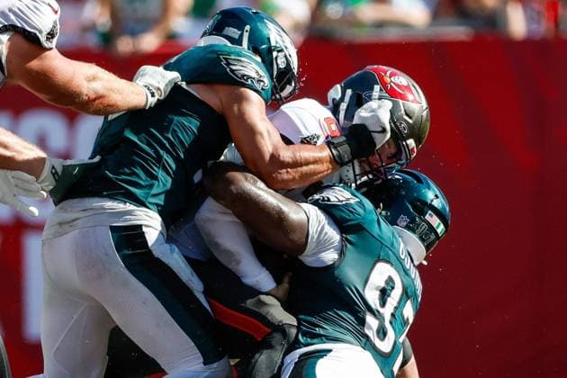 September 28, 2025, Tampa, Florida, USA: Philadelphia Eagles defensive tackle Moro Ojomo 97 sacks Tampa Bay Buccaneers quarterback Baker Mayfield 6 during the fourth quarter at Raymond James Stadium in Tampa on Sunday, Sept. 28, 2025. Tampa USA - ZUMAs70_ 20250928_zan_s70_073 Copyright: xJeffereexWoox Tampa USA - ZUMA0835 20250928_zan_s70_073 Copyright: xIMAGO JeffereexWoox