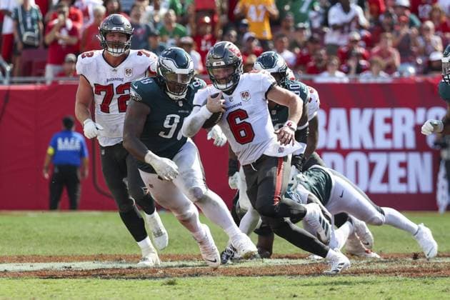 September 28, 2025, Tampa, Florida, USA: Tampa Bay Buccaneers quarterback Baker Mayfield 6 breaks tackles and runs for a first down against the Philadelphia Eagles in the fourth quarter on Sunday, Sept. 28, 2025 in Tampa. Tampa USA - ZUMAs70_ 20250928_zan_s70_097 Copyright: xLuisxSantanax Tampa USA - ZUMA0835 20250928_zan_s70_097 Copyright: xIMAGO LuisxSantanax