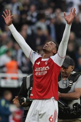 Newcastle United v Arsenal - Premier League Gabriel of Arsenal celebrates during the Premier League match between Newcastle United and Arsenal at St. James s Park in Newcastle, on September 28, 2025. Newcastle Tyne and Wear United Kingdom  Copyright: xMIxNewsx originalFilename:fletcher-newcastl250928_npS6G.jpg