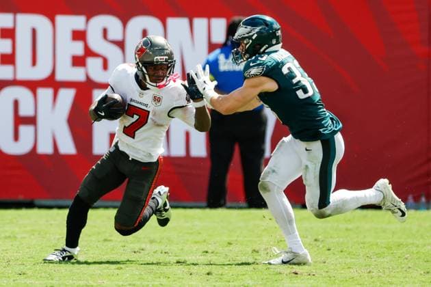 September 28, 2025, Tampa, Florida, USA: Tampa Bay Buccaneers running back Bucky Irving (7) runs with the ball, while Philadelphia Eagles cornerback Cooper Dejean (33) chases after him during the second quarter at Raymond James Stadium in Tampa on Sunday, Sept. 28, 2025. Tampa USA - ZUMAs70_ 20250928_zan_s70_113 Copyright: xJeffereexWoox