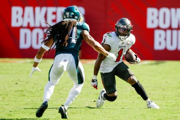 September 28, 2025, Tampa, Florida, USA: Tampa Bay Buccaneers running back Rachaad White (1) carries the ball, while being defended by Philadelphia Eagles cornerback Parry Nickerson (34) during the fourth quarter at Raymond James Stadium in Tampa on Sunday, Sept. 28, 2025. Tampa USA - ZUMAs70_ 20250928_zan_s70_152 Copyright: xJeffereexWoox