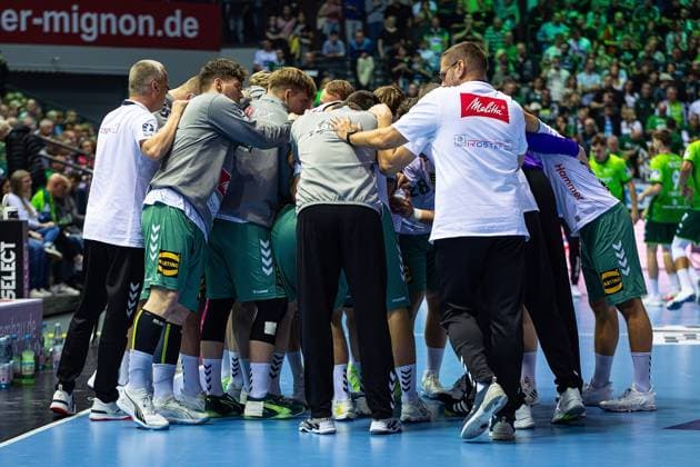 28 09 2025, xovx, Handball Daikin Handball Bundesliga, HSG Wetzlar GWD Minden The players of GWD Minden swear a Wetzlar Buderus Arena Hessen Germany EN