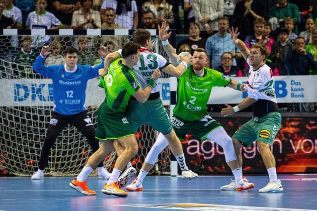 28 09 2025, xovx, Handball Daikin Handball Bundesliga, HSG Wetzlar GWD Minden v l Anadin Suljakovic HSG Wetzlar , Josip Simic HSG Wetzlar , Ian Weber GWD Minden , Nikola Grahovac HSG Wetzlar , Tom Bergner GWD Minden Wetzlar Buderus Arena Hessen Germany EN