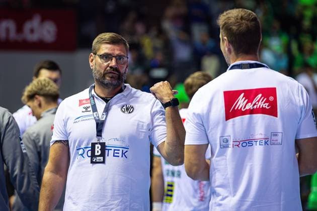 28 09 2025, xovx, Handball Daikin Handball Bundesliga, HSG Wetzlar GWD Minden v l Coach Aaron Ziercke GWD Minden Co Coach Evars Klesniks GWD Minden Wetzlar Buderus Arena Hessen Germany EN