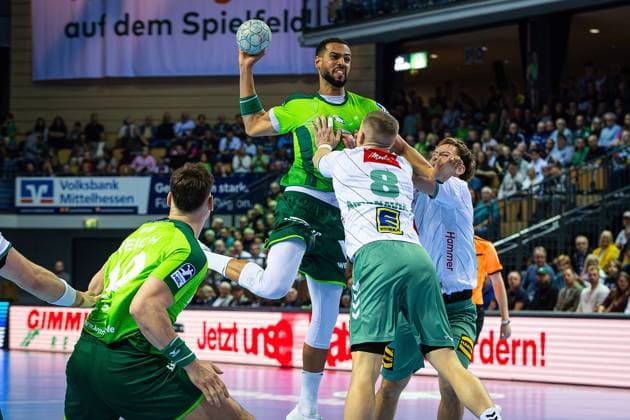 28 09 2025, xovx, Handball Daikin Handball Bundesliga, HSG Wetzlar GWD Minden v l Josip Simic HSG Wetzlar , Philipp Ahouansou HSG Wetzlar , Karolis Antanavicius GWD Minden , Tom Bergner GWD Minden Wetzlar Buderus Arena Hessen Germany EN