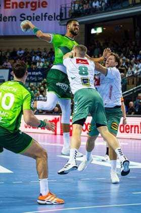 28 09 2025, xovx, Handball Daikin Handball Bundesliga, HSG Wetzlar GWD Minden v l Josip Simic HSG Wetzlar , Philipp Ahouansou HSG Wetzlar , Karolis Antanavicius GWD Minden , Tom Bergner GWD Minden Wetzlar Buderus Arena Hessen Germany EN