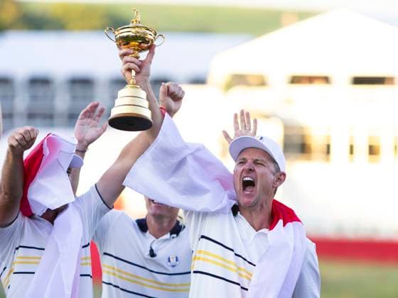September 28, 2025, Farmingdale, Ny, United States: FARMINGDALE, NY - SEPTEMBER 28: Luke Donald Europe Team Captain celebrates with the Ryder Cup trophy during the Ryder Cup - Singles Matches at Bethpage Black Golf Course on September 28, 2025 in Farmingdale, NY. Farmingdale United States - ZUMAt139 20250928_aaa_t139_087 Copyright: xAlxChang IsixPhotosx