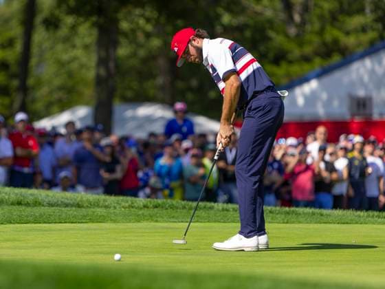 September 28, 2025, Farmingdale, Ny, United States: FARMINGDALE, NY - SEPTEMBER 28: Cameron Young of Team USA sinks a birdie putt on hole 9 during the Ryder Cup - Singles Matches at Bethpage Black Golf Course on September 28, 2025 in Farmingdale, NY. Farmingdale United States - ZUMAt139 20250928_aaa_t139_092 Copyright: xAlxChang IsixPhotosx