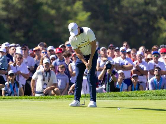 September 28, 2025, Farmingdale, Ny, United States: FARMINGDALE, NY - SEPTEMBER 28: Rory McIlroy of Team Europe sinks his putt on hole 9 during the Ryder Cup - Singles Matches at Bethpage Black Golf Course on September 28, 2025 in Farmingdale, NY. Ryder Cup - Singles Matches  - ZUMAt139 20250928_aaa_t139_095 Copyright: xAlxChang IsixPhotosx