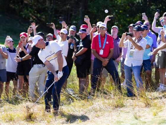 September 28, 2025, Farmingdale, Ny, United States: FARMINGDALE, NY - SEPTEMBER 28: Rory McIlroy of Team Europe hits out of the rough on hole 10 during the Ryder Cup - Singles Matches at Bethpage Black Golf Course on September 28, 2025 in Farmingdale, NY. Farmingdale United States - ZUMAt139 20250928_aaa_t139_102 Copyright: xAlxChang IsixPhotosx