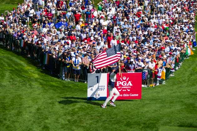 September 28, 2025, Farmingdale, Ny, United States: FARMINGDALE, NY - SEPTEMBER 28: Fans on the fairway of hole 1 during the Ryder Cup - Singles Matches at Bethpage Black Golf Course on September 28, 2025 in Farmingdale, NY. Ryder Cup - Singles Matches  - ZUMAt139 20250928_aaa_t139_157 Copyright: xAlxChang IsixPhotosx