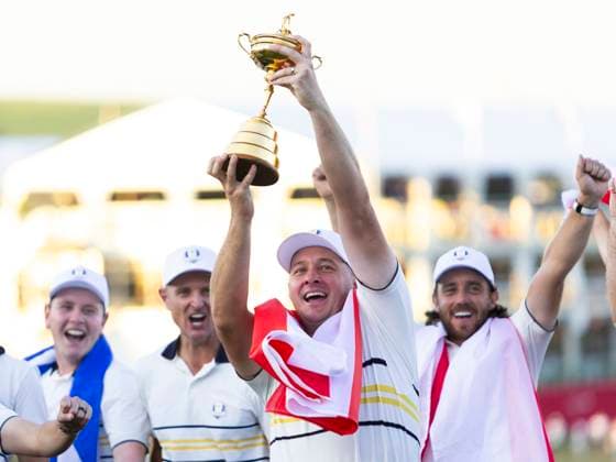 September 28, 2025, Farmingdale, Ny, United States: FARMINGDALE, NY - SEPTEMBER 28: Sepp Straka, Robert MacIntyre, Luke Donald Europe Team Captain, and Tommy Fleetwood of Team Europe celebrate with the Ryder Cup trophy during the Ryder Cup - Singles Matches at Bethpage Black Golf Course on September 28, 2025 in Farmingdale, NY. Ryder Cup - Singles Matches - ZUMAt139 20250928_aaa_t139_160 Copyright: xAlxChang IsixPhotosx