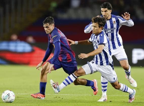 Football: Spanish La Liga Real Sociedad s Takefusa Kubo (front, R) plays in a Spanish La Liga football match against Barcelona in Barcelona, Spain, on Sept. 28, 2025.  A14AA0004889747P