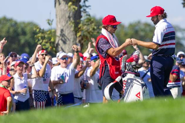 September 28, 2025, Farmingdale, Ny, United States: FARMINGDALE, NY - SEPTEMBER 28: Cameron Young of Team USA and his caddie Cameron Young fist bump after his birdie on hole 9 during the Ryder Cup - Singles Matches at Bethpage Black Golf Course on September 28, 2025 in Farmingdale, NY. Farmingdale United States - ZUMAt139 20250928_aaa_t139_180 Copyright: xAlxChang IsixPhotosx