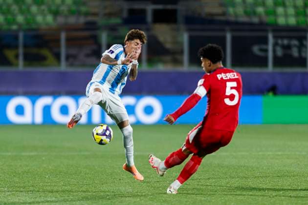 Cuba v Argentina: Group D - FIFA U-20 World Cup Chile 2025 Valparaiso, Chile - September 28: Maher Carrizo of Argentina and Karel Perez of Cuba during the FIFA U-20 World Cup Chile 2025 Group D match between Cuba and Argentina at Estadio ElÃaas Figueroa Brander on September 28, 2025 in Valparaiso, Chile Valparaiso Estadio ElÃaas Figueroa Brander Valparaiso Chile Copyright: xLatinxSportxImagesx