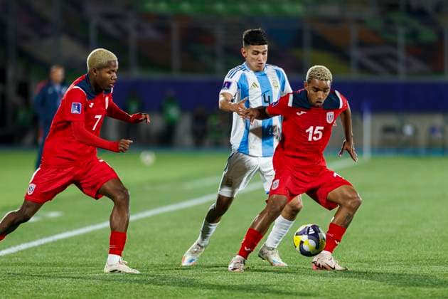 Cuba v Argentina: Group D - FIFA U-20 World Cup Chile 2025 Valparaiso, Chile - September 28: Jade Quinones and Marcos Campos of Cuba against Dylan Gorosito of Argentina during the FIFA U-20 World Cup Chile 2025 Group D match between Cuba and Argentina at Estadio ElÃaas Figueroa Brander on September 28, 2025 in Valparaiso, Chile Valparaiso Estadio ElÃaas Figueroa Brander Valparaiso Chile Copyright: xLatinxSportxImagesx