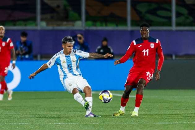 Cuba v Argentina: Group D - FIFA U-20 World Cup Chile 2025 Valparaiso, Chile - September 28: Milton Delgado of Argentina and Romario Torres of Cuba during the FIFA U-20 World Cup Chile 2025 Group D match between Cuba and Argentina at Estadio ElÃaas Figueroa Brander on September 28, 2025 in Valparaiso, Chile Valparaiso Estadio ElÃaas Figueroa Brander Valparaiso Chile Copyright: xLatinxSportxImagesx