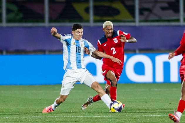 Cuba v Argentina: Group D - FIFA U-20 World Cup Chile 2025 Valparaiso, Chile - September 28: Tobias Andrada of Argentina and Elvis Casanova of Cuba during the FIFA U-20 World Cup Chile 2025 Group D match between Cuba and Argentina at Estadio ElÃaas Figueroa Brander on September 28, 2025 in Valparaiso, Chile Valparaiso Estadio ElÃaas Figueroa Brander Valparaiso Chile Copyright: xLatinxSportxImagesx