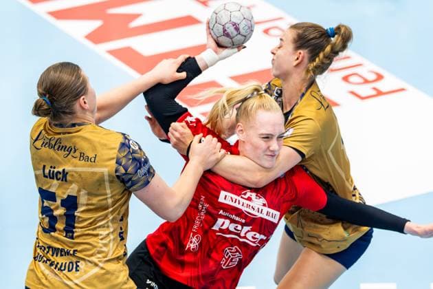 28 09 2025, GER, Handball, Women, Season 2025 2026, DHB Pokal 2 Runde Achtelfinale, Thueringer HC Buxtehuder SV Lin Elisabeth Lueck Buxtehuder SV , Johanna Reichert Thueringer HC,29 , Isabelle Doelle Buxtehuder SV 99947 Bad Langensalza Salza Halle Sporthalle Mehrz Thüringen Germany