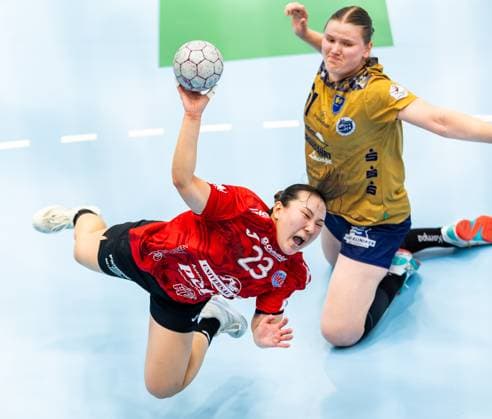 28 09 2025, GER, Handball, Women, Season 2025 2026, DHB Pokal 2 Runde Achtelfinale, Thueringer HC Buxtehuder SV Natsuki Aizawa Thueringer HC,23 , Lin Elisabeth Lueck Buxtehuder SV 99947 Bad Langensalza Salza Halle Sporthalle Mehrz Thüringen Germany