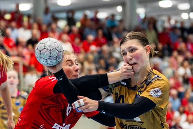 Sport Themen der Woche KW 39 28.09.2025, GER, Handball, Frauen, Saison 2025 2026, DHB-Pokal 2.Runde-Achtelfinale, Thueringer HC - Buxtehuder SV Anika Hampel (Buxtehuder SV), Nathalie Hendrikse (Thueringer HC,6) 99947 Bad Langensalza Salza Halle Sporthalle Mehrz Thüringen Deutschland *** 28 09 2025, GER, Handball, Women, Season 2025 2026, DHB Pokal 2 Runde Achtelfinale, Thueringer HC Buxtehuder SV Anika Hampel Buxtehuder SV , Nathalie Hendrikse Thueringer HC,6 99947 Bad Langensalza Salza Halle Sporthalle Mehrz Thüringen Germany