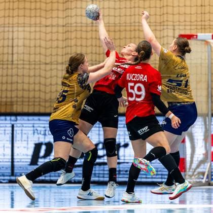 28 09 2025, GER, Handball, Women, Season 2025 2026, DHB Pokal 2 Runde Achtelfinale, Thueringer HC Buxtehuder SV Jolina Huhnstock Buxtehuder SV , Luca Farago Thueringer HC,19 , Csenge Kuczora Thueringer HC,59 , Lin Elisabeth Lueck Buxtehuder SV 99947 Bad Langensalza Salza Halle Sporthalle Mehrz Thüringen Germany