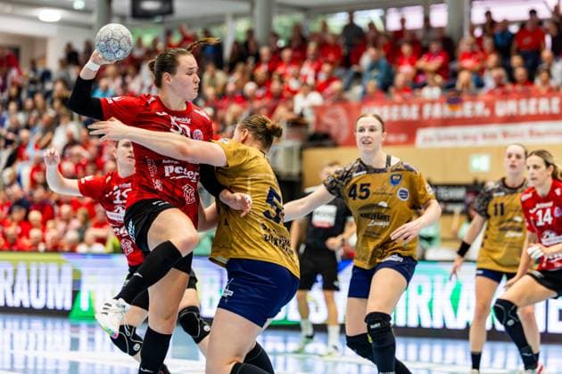 28 09 2025, GER, Handball, Women, Season 2025 2026, DHB Pokal 2 Runde Achtelfinale, Thueringer HC Buxtehuder SV Lin Elisabeth Lueck Buxtehuder SV , Csenge Kuczora Thueringer HC,59 99947 Bad Langensalza Salza Halle Sporthalle Mehrz Thüringen Germany