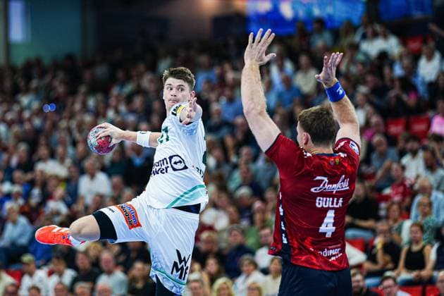 Throw Goal Oskar Sunnefeldt Frisch Auf Goeppingen, 27 , Johannes Golla SG Flensburg Handewitt, 04 GER, SG Flensburg Handewitt vs Frisch Auf Goeppingen, Handball, Bundesliga, Matchday 6, Season 2026 2026, 28 09 2025 GER, SG Flensburg Handewitt vs Frisch Auf Goeppingen, Handball, Bundesliga, Matchday 6, Season 2026 2026, 28 09 2025 Flensburg Copyright: xEibner-Pressefoto MarcelxvonxFehrnx EP_MFN